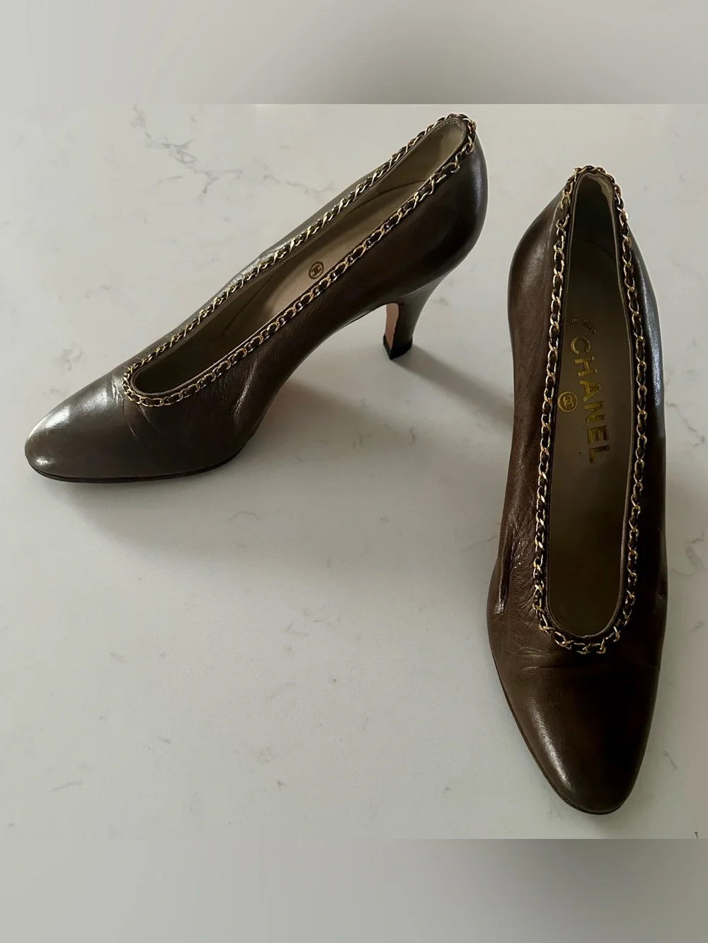 Vintage CHANEL Brown Leather Chain-Trim Pumps Size 37.5 EUC